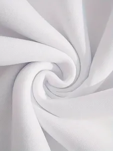 Gedetailleerd shot van effen witte stof, zachte gladde textuur, ideaal voor aangepaste print.