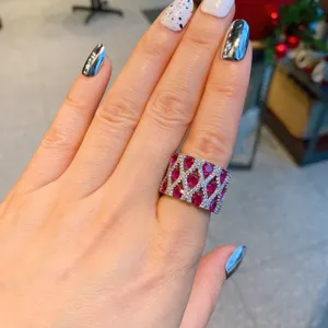 Primer plano detallado del anillo ancho vintage de celosía con gema roja y micro pavé.