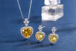 Detailaufnahme eines gelben Herz-Kristall-Edelstein-Halsketten- und Ohrring-Schmucksets.