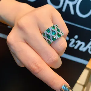 Anillo ancho vintage de piedra preciosa verde brillante con pavé de diamantes para mujer