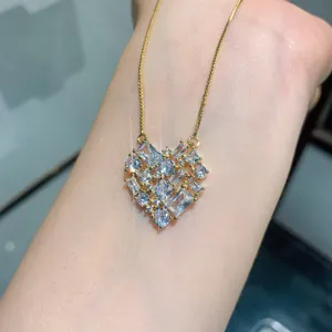 Elegante collar con colgante de corazón y circonitas brillantes, ideal para bodas y fiestas.