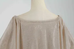 Glitzerndes Off-Shoulder-Halsdetail, schimmerndes quadratisches Design mit Faltenoptik.