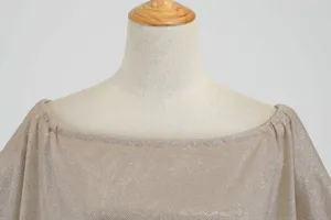 Nahaufnahme Detail des schimmernden schulterfreien Kleiderausschnitts mit glitzerndem Stoff.