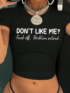 Dettaglio della t-shirt corta nera con stampa alla moda e vestibilità slim aderente.