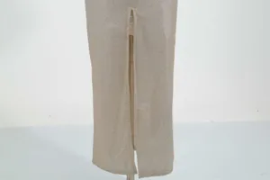 Nahaufnahme des schimmernden Metallstoffs und des eleganten Schlitzdetails am Abendkleid.