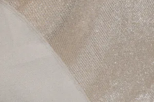 Glitzernder Mesh-Stoff-Detail des Abendkleids, mit funkelnder Textur und sauberer Naht.