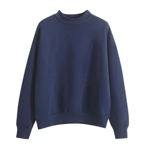 Effen donkerblauwe opstaande kraag sweater detail, comfortabele casual trui met lange mouwen.