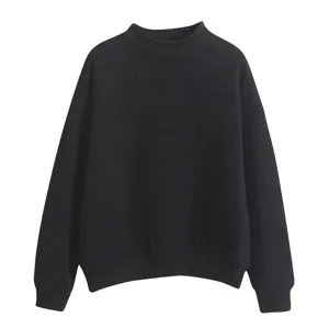 Gedetailleerd overzicht van de effen zwarte sweater met opstaande kraag in basisontwerp.