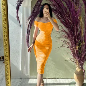 Detailansicht des eleganten, schulterfreien, gerafften orange Midikleids für Sommer.