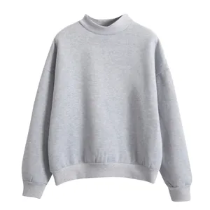 Detailopname toont de stoftextuur en details van grijze sweater met opstaande kraag.