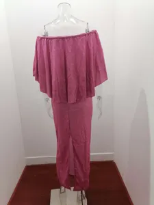 Detailansicht der glitzernden rosa schulterfreien Abendkleid-Rückseite mit Rüsche.