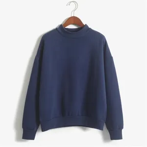 Gedetailleerd overzicht van het effen sweatshirt met opstaande kraag, zachte stof.