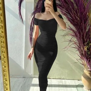 Elegantes schwarzes schulterfreies, gerafftes figurbetontes Maxikleid für elegante Sommerpartys.