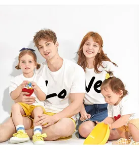 T-shirts assortis de famille d'été avec impression de coeur pour parents et enfants tenues