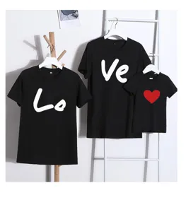 T-shirts assortis d'été pour famille avec cœur et lettres, coton doux et confortable.
