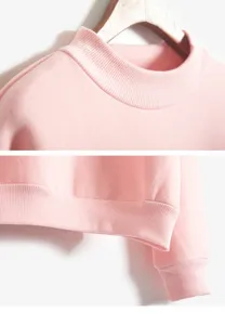 Roze mock nek sweatshirt detail met geribbelde kraag en zoom voor basic mode stijl.