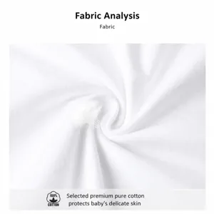 Gros plan sur le tissu en pur coton, matériau de t-shirt pour bébé blanc doux, respirant.