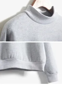 Effen grijs sweatshirt met opstaande kraag detail, geribbelde kraag en manchetten.