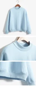 Lichtblauwe sweater detail weergave, opstaande kraag, geribbelde kraag zoom manchet.
