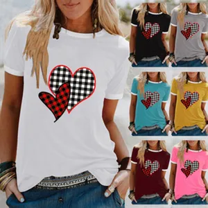 Detailansicht des modischen Damen Kurzarm T-Shirts mit klassischem Doppel Karo Herz Druck.
