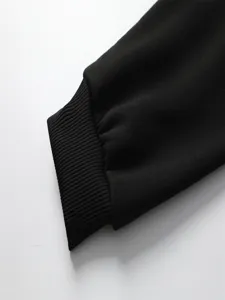 Zwarte geribbelde sweatshirt mouw detail, elastische manchet close-up textuur view.