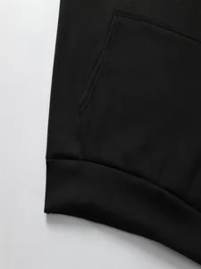 Detailopname van zwarte hoodie met geribbelde zoom en handige kangoeroezak voor dames.