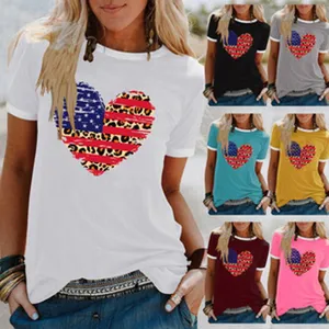 Detailansicht des Damen Kurzarmshirts mit Herzprint und verschiedenen Farbvarianten.