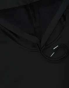 Gedetailleerd overzicht van het zwarte hoodie trekkoord en capuchonstructuur.