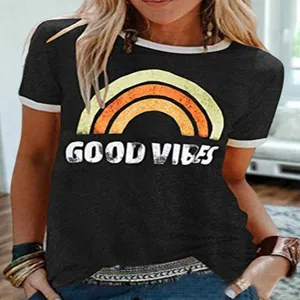 Nahaufnahme des Vintage Regenbogen Grafik T-Shirts fur Damen mit farbigem Kontrastkragen.
