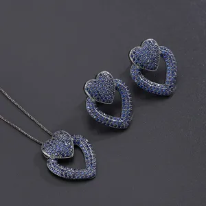 Ensemble de bijoux collier et boucles d'oreilles cœur en cristal bleu foncé chic.