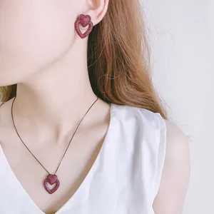 Superbe ensemble de boucles d'oreilles et collier double cœur en strass rouge pour femmes.