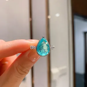 Atemberaubender tropfenförmiger türkis Paraiba Edelstein Ring mit funkelndem Zirkonia Halo.