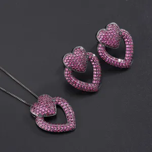 Élégant ensemble collier et boucles d'oreilles double cœur avec pavé de cristaux roses.