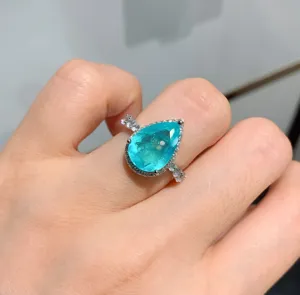 Detailansicht des birnenförmigen simulierten Paraiba Edelsteinrings mit edlem Zirkonrand für Frauen.