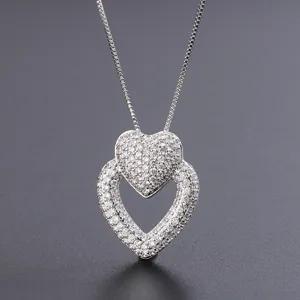 Collier pendentif double cœur scintillant en argent avec oxydes de zirconium élégant.