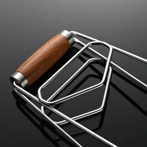 Stainless steel plate gripper anti-scald dish clamp for hot bowls and kitchen cooking.