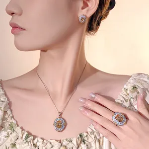 Détail en gros plan de collier pendentif pierre précieuse champagne et boucles d'oreilles
