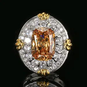 Gros plan détaillé de la bague de luxe avec pierre précieuse champagne et strass blancs.