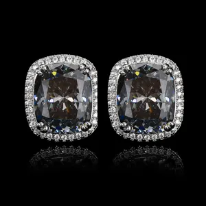 Belles boucles d'oreilles clous avec gemme gris foncé coussin et halo de zirconiums brillants.