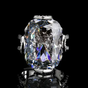 Superbe bague de luxe simulant un grand diamant taille coussin, éclat et feu brillants.