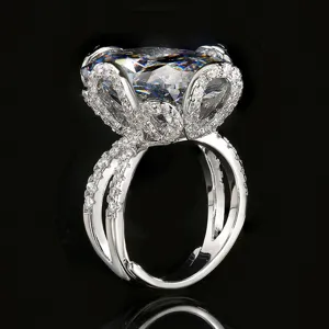 Détail de bague en cristal luxueux grand format avec sertissage pavé étincelant et double anneau.