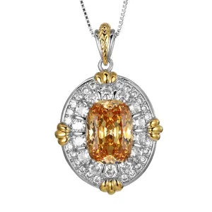 Vue rapprochée et détaillée du magnifique pendentif coussin champagne aux pierres brillantes.