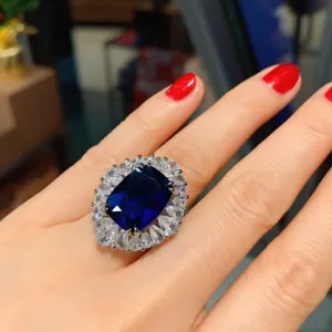 Splendido anello con gemma blu taglio cuscino vista ravvicinata gioielli moda dettaglio