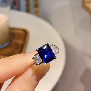 Elegante anello rettangolare 8x10 mm blu reale con pietre laterali brillanti e chic.