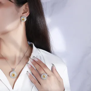 Vue de détail gros plan du collier, boucles d'oreilles et bague pierre jaune luxe.
