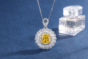 Détail de collier pendentif diamant jaune taille coussin exquis, bijou vintage de luxe.