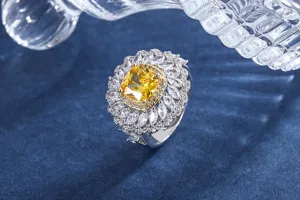 Gros plan détaillé d'une bague rétro luxueuse avec cristal jaune et halo de strass blancs.