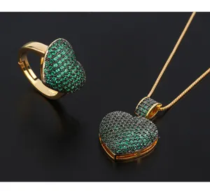 Gedetailleerd overzicht van de hartvormige zirkonia ring en hanger sieradenset in goud.