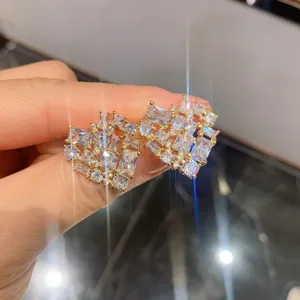 Primer plano detallado de pendientes de corazón brillantes de circonita con gran brillo.