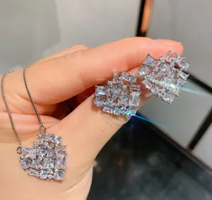 Conjunto de collar con colgante de corazón de circonita y pendientes elegantes.